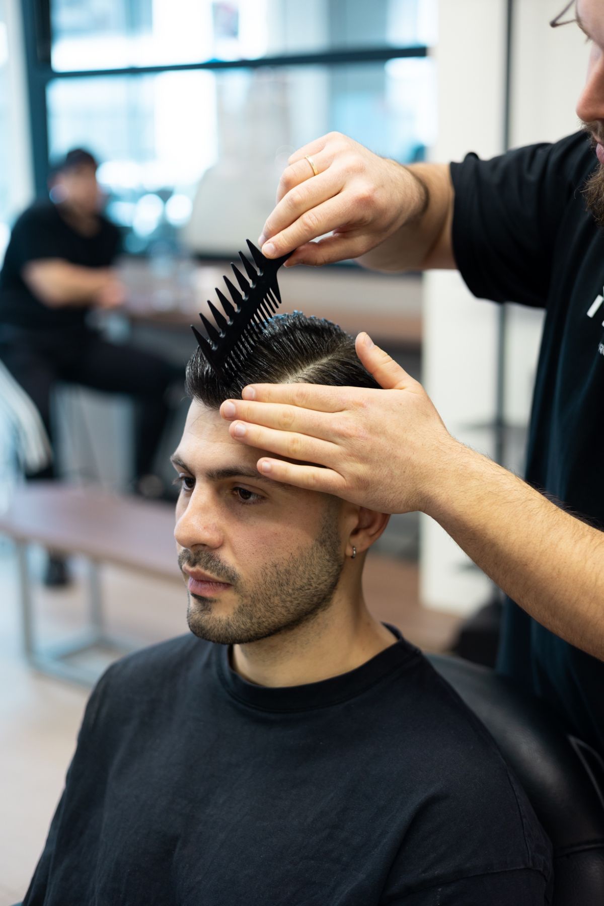 Aris haircut styling at MONZAI