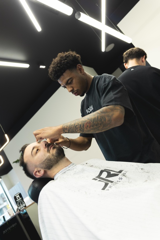 Παραδοσιακό ξύρισμα με φαλτσέτα στο MONZAI Barbershop Κατερίνη